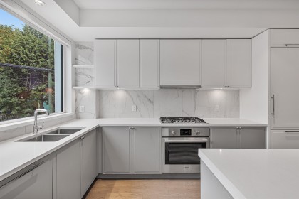 Photo 3 at 7615 Yukon Street, Marpole, Vancouver West