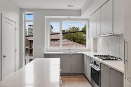 Photo 4 at 7615 Yukon Street, Marpole, Vancouver West