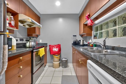 Photo 3 at TH108 - 1288 Marinaside Crescent, Yaletown, Vancouver West