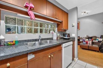 Photo 4 at TH108 - 1288 Marinaside Crescent, Yaletown, Vancouver West