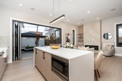 Photo 11 at 2 - 4579 W 11th Ave Avenue, Point Grey, Vancouver West