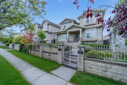 Photo 2 at 725 W 61st Avenue, Marpole, Vancouver West