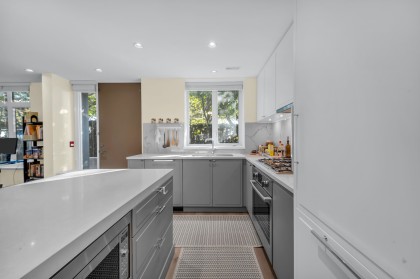 Photo 14 at 7637 Yukon Street, Marpole, Vancouver West